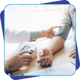 Profissional de saúde realizando aferição de pressão arterial durante exame ocupacional para emissão de ASO