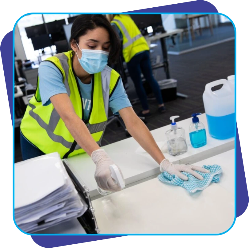 Profissional realiza higienização em ambiente de trabalho com equipamentos de proteção e produtos adequados