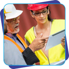 Engenheiros analisando condições ambientais de trabalho com tablet durante elaboração de LTCAT