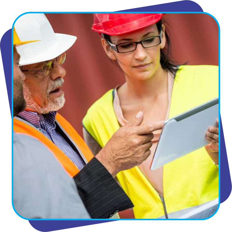 Engenheiros analisando condições ambientais de trabalho com tablet durante elaboração de LTCAT