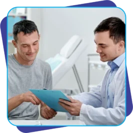 Médico explicando plano de saúde ocupacional a trabalhador durante atendimento do PCMSO na Clínica Saúde Prime