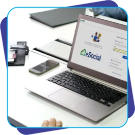 Tela de login do sistema eSocial em notebook para gestão de SST integrada à Clínica Saúde Prime