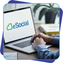 Profissional da Saúde Prime realizando gestão de SST com envio dos eventos 2210, 2220 e 2240 no eSocial com segurança e precisão