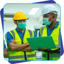 Profissional de Higiene Ocupacional realizando avaliação técnica com equipamentos de medição, certificado pela ABHO.