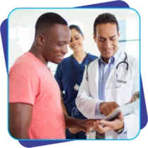 Profissional da Saúde Prime realizando acompanhamento clínico periódico conforme o PCMSO, Programa de Controle Médico de Saúde Ocupacional, conforme NR-7