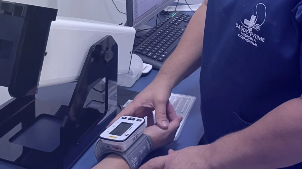 médica ocupacional realizando exame complementar do aso na saúde prime manaus